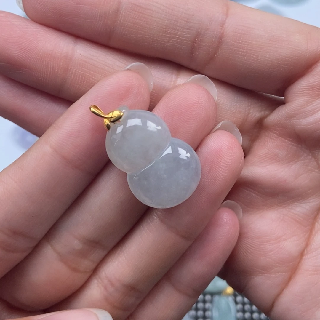 翡翠18K金镶嵌颈饰葫芦