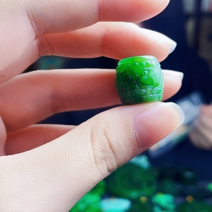 翡翠未镶嵌颈饰多样性