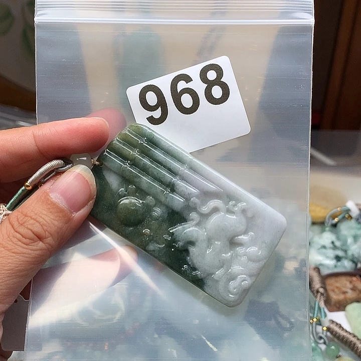 翡翠颈饰未镶嵌清*羽翡翠