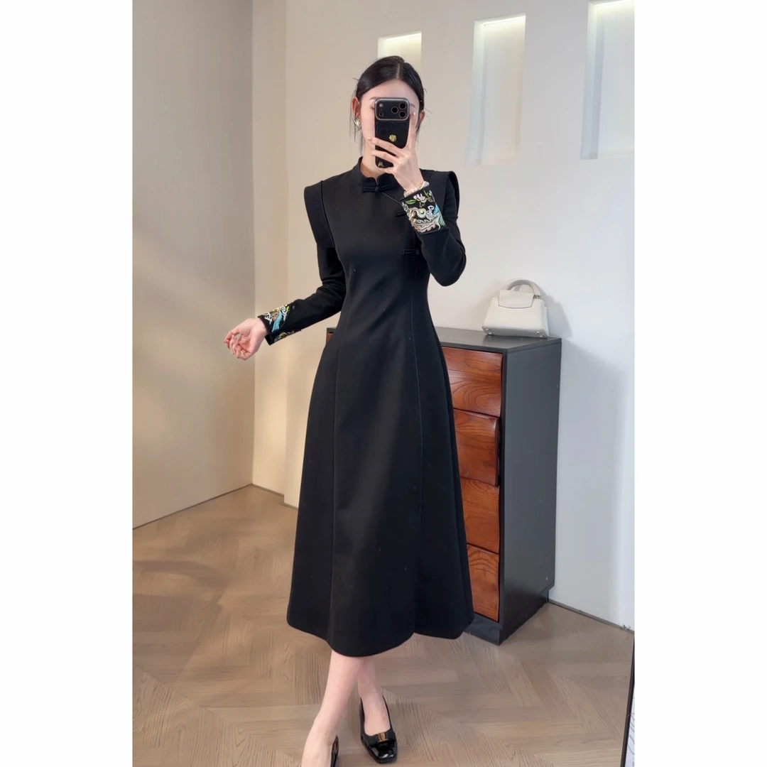 2025年秋冬新款刺绣新中式国风复古连衣裙C086