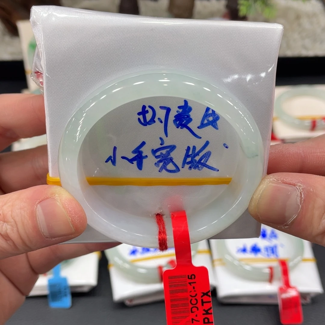 翡翠手镯未镶嵌翡翠