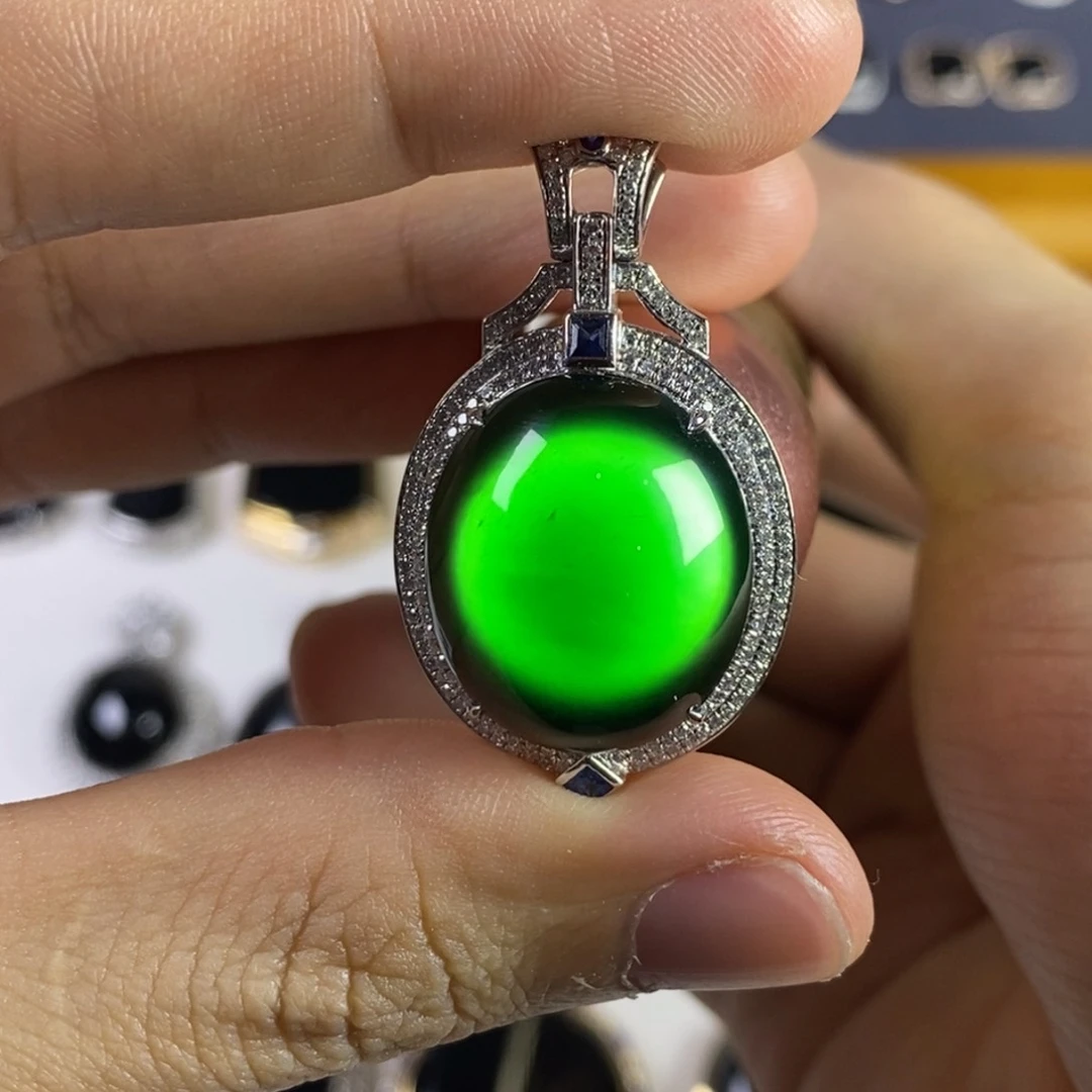 颈饰18K金镶嵌翡翠