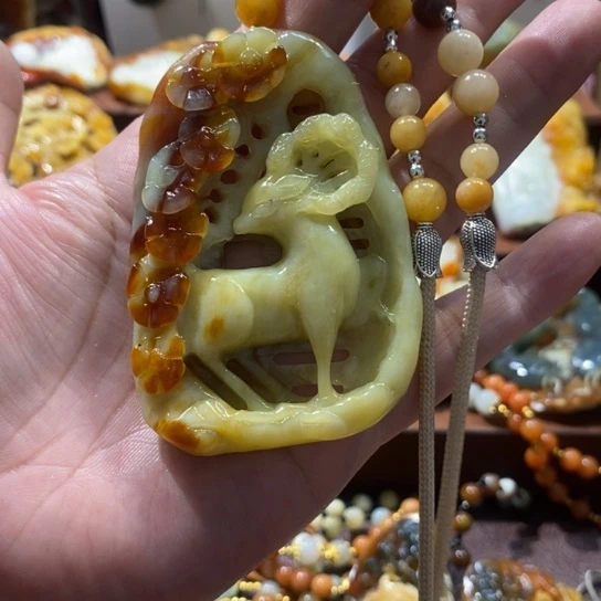 蛇纹石玉未镶嵌颈饰