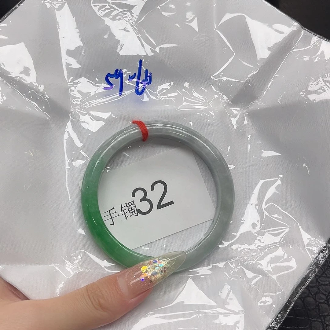 翡翠手镯未镶嵌默认瑕疵