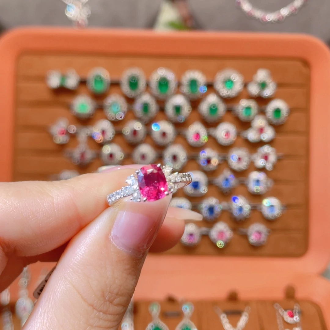 戒指18K金镶嵌红宝石无烧1.56