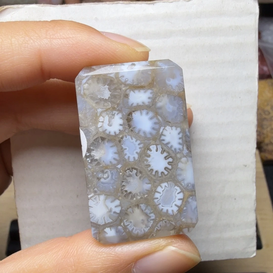 硅化玉未镶嵌偏蓝玻璃花，性价比款