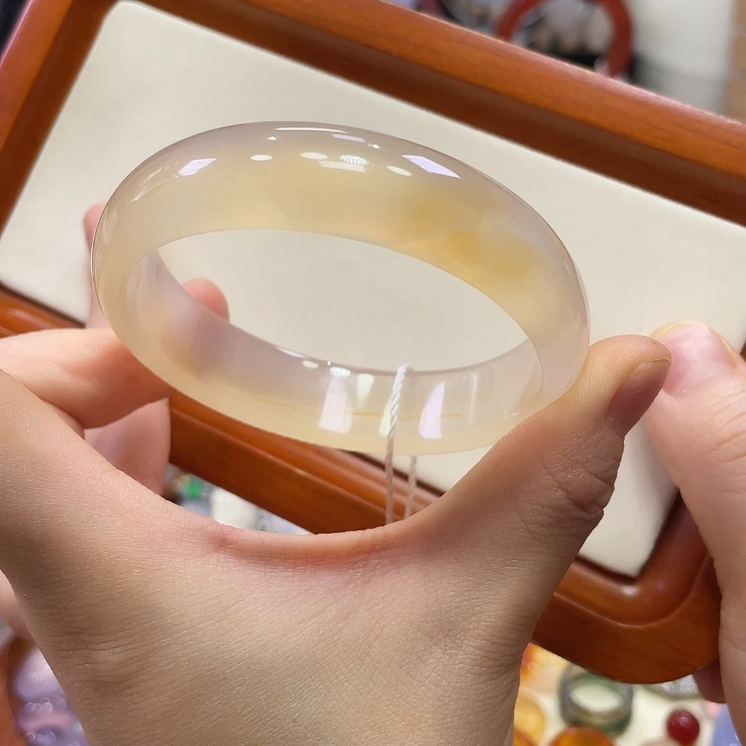 玛瑙/玉髓未镶嵌手镯不同角度不同光线下色不同