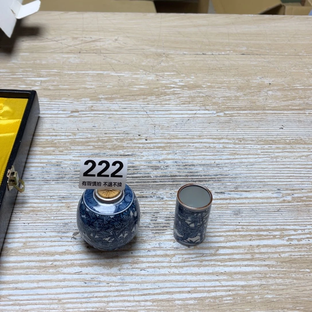 瓷片黑*密密麻麻地排列着一个