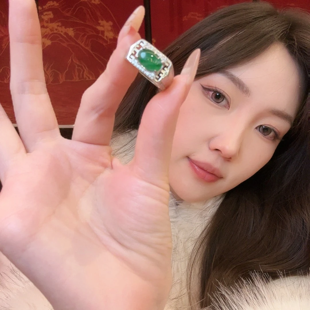 颈饰未镶嵌翡翠戒指