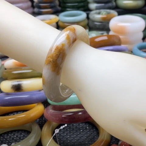 石英岩玉未镶嵌手镯