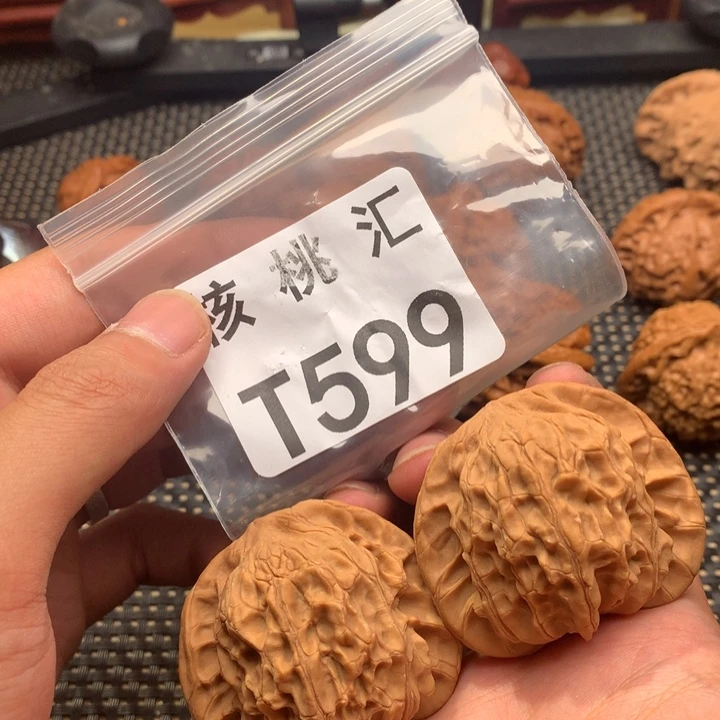 文玩核桃吊坠洪崖山