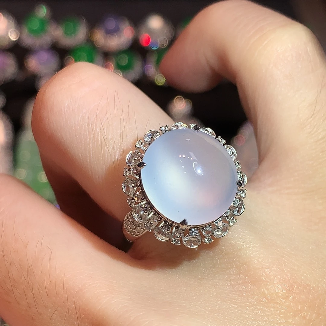 翡翠18K金镶嵌戒指高冰玻茅台白鸽子蛋戒指