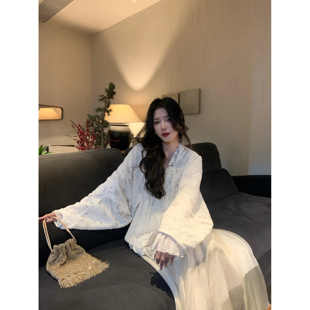 ICELOLLY蝙蝠袖白色提花短款外套女2025开春穿搭宽松显瘦减龄上衣