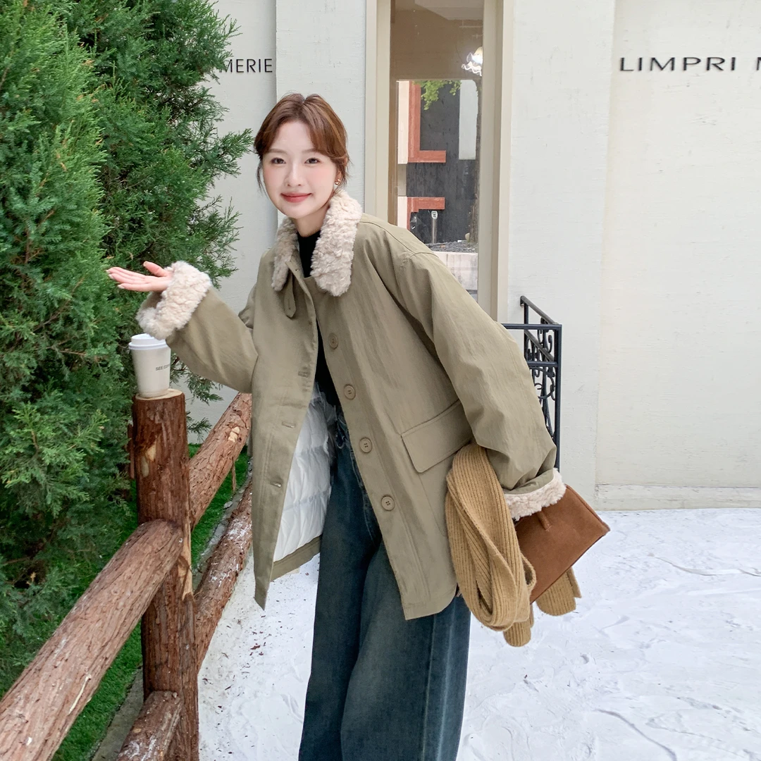 军绿色羊羔毛拼接内胆羽绒服2025新款女冬皮毛一体工装夹克厚外套