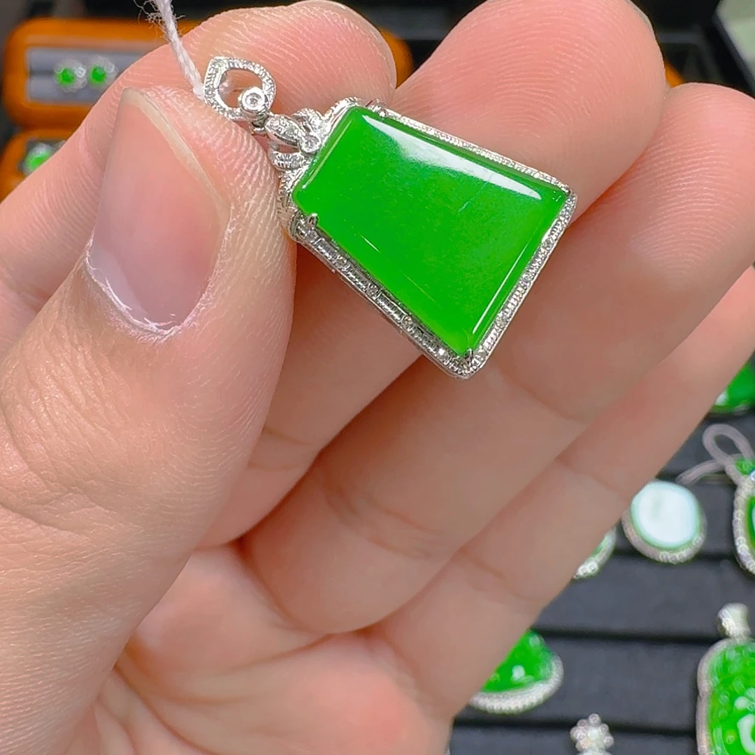 翡翠吊坠(赠链)18K金镶嵌R*e翡翠