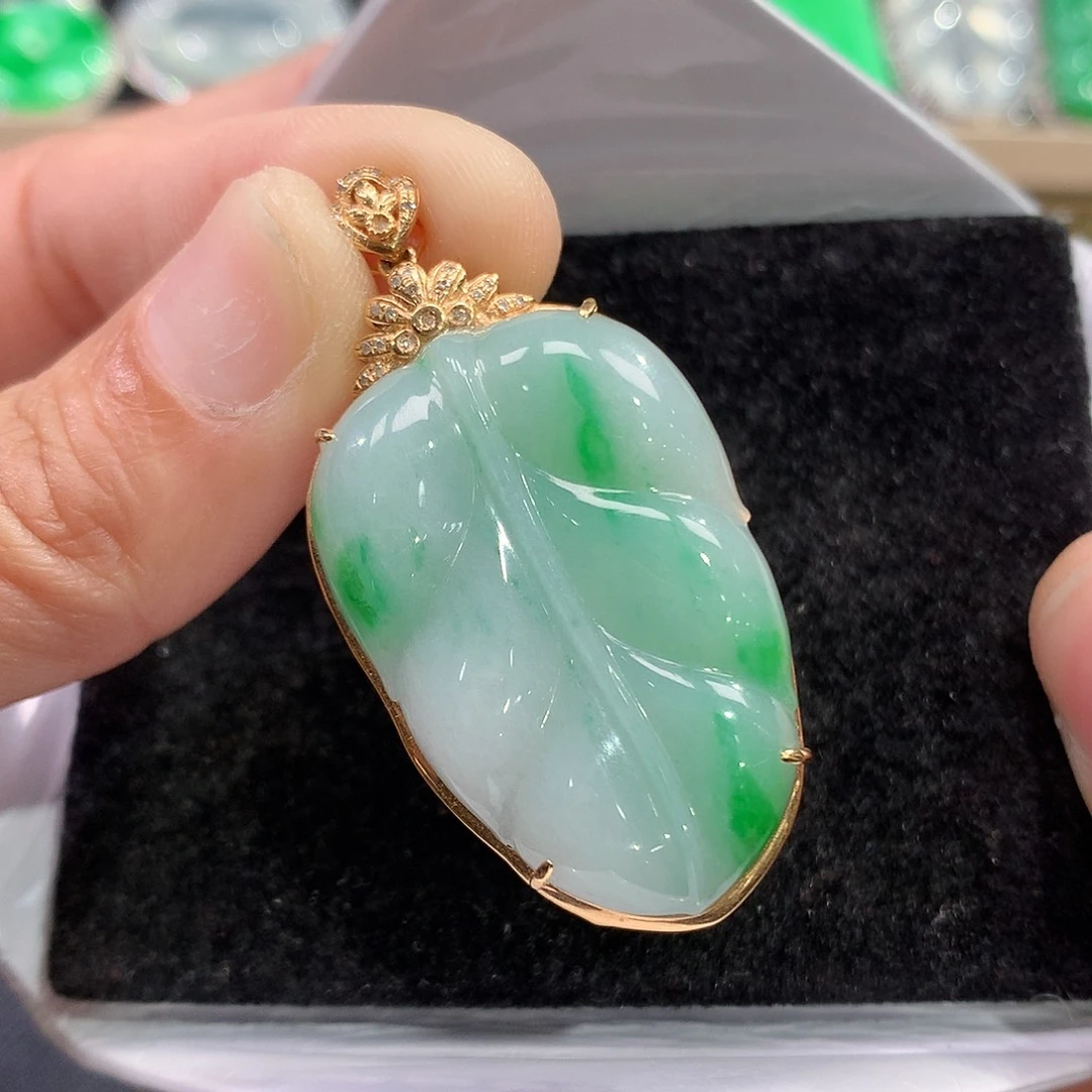 翡翠吊坠(赠链)18K金镶嵌