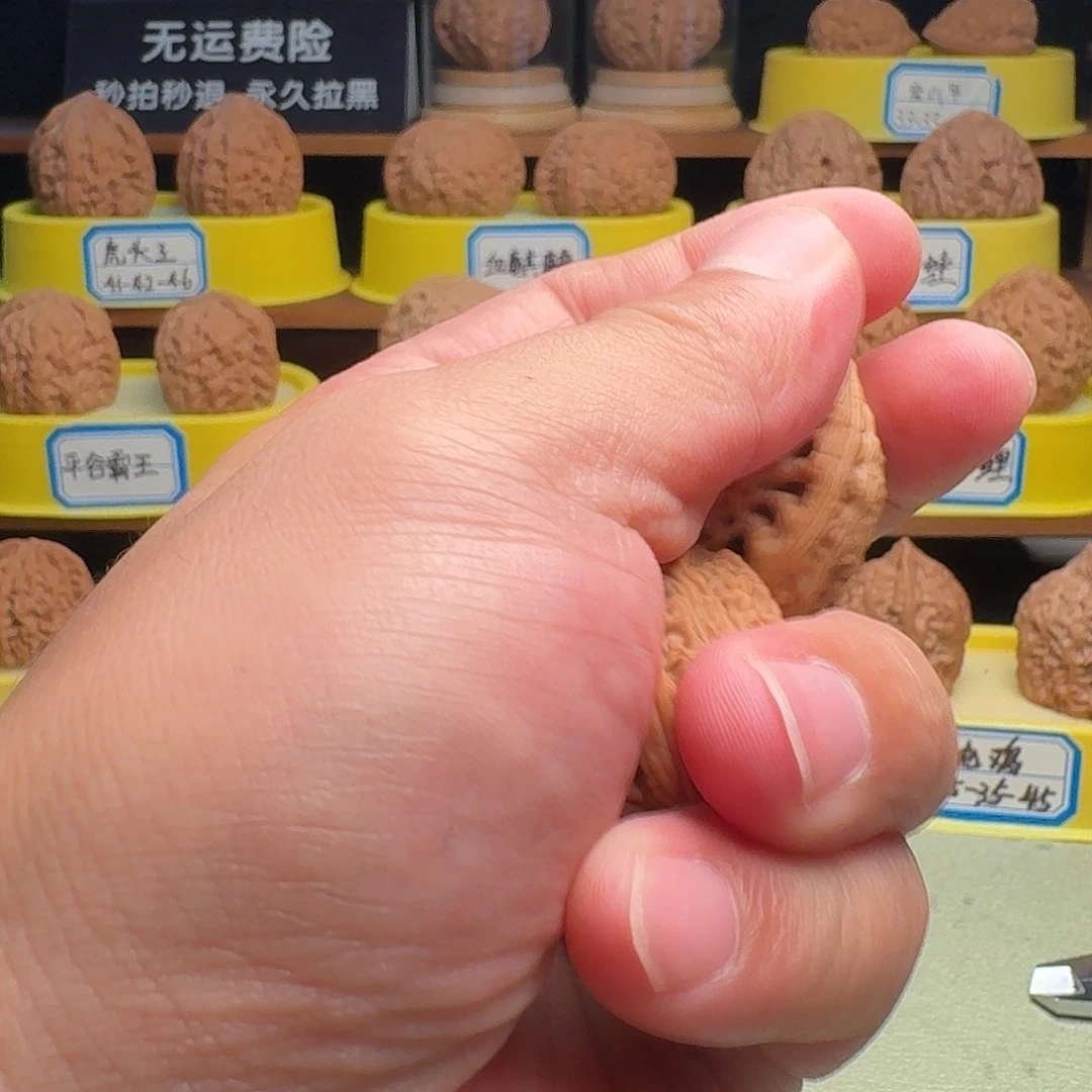 依***凡把件文玩核桃红宝石全品