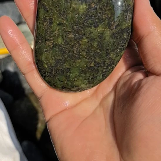 石材玲**搭藏玉药王石原石手把件一个