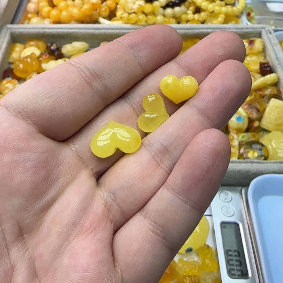 琥珀未镶嵌裸石2.14克有瑕