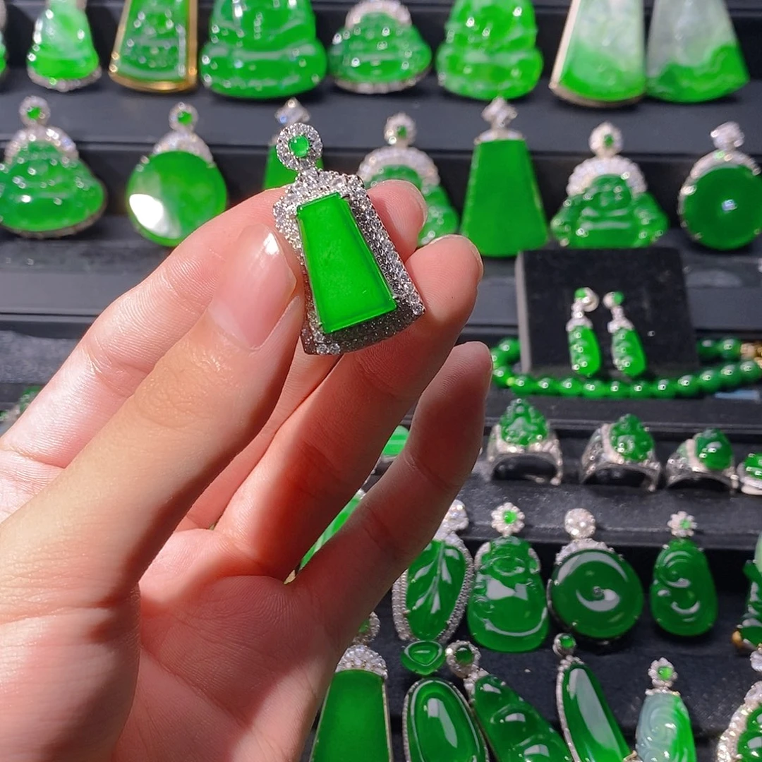 翡翠未镶嵌颈饰不知道