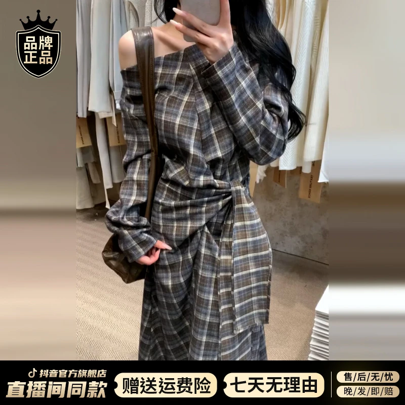 法式高级设计感咖色格纹长袖连衣裙女秋冬季新款高腰显瘦露肩长裙