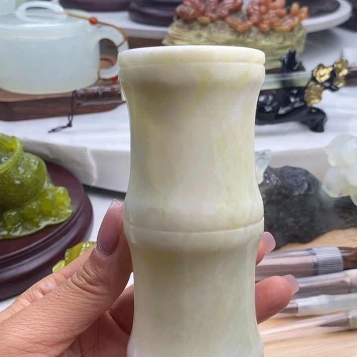 岫玉未镶嵌四大名玉笔筒