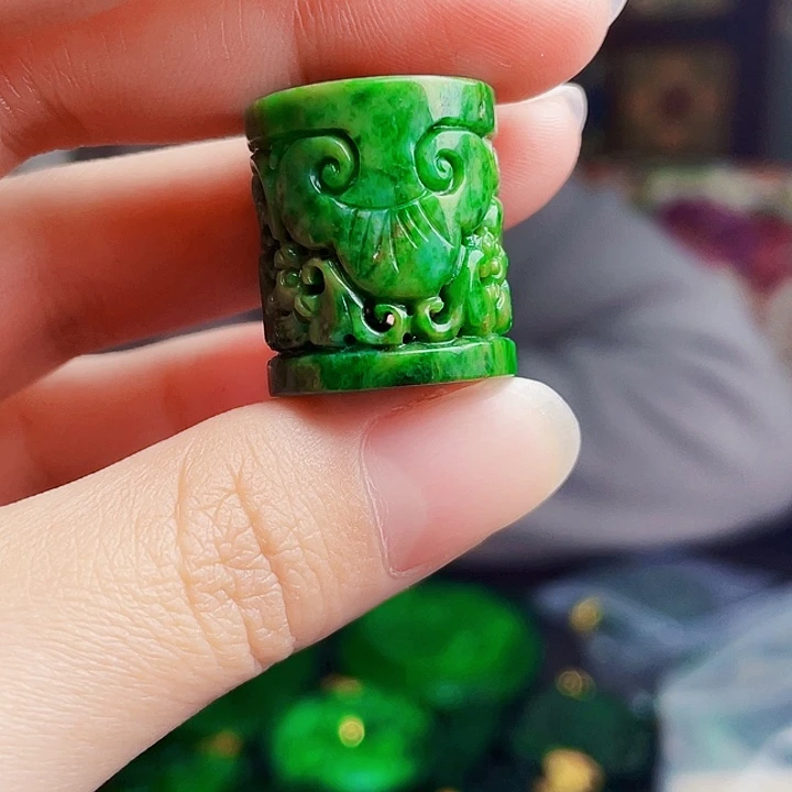 翡翠未镶嵌颈饰多样性