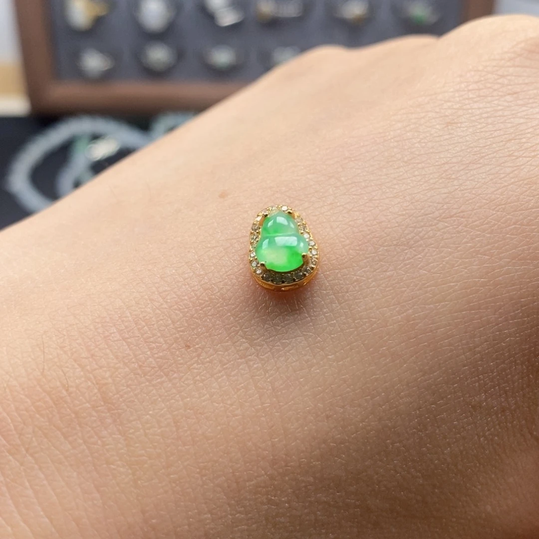 宥***～翡翠未镶嵌颈饰你有