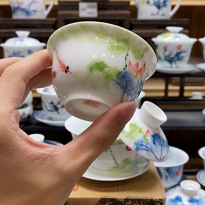 手绘五彩荷花85cc压手杯釉下彩微瑕福利款