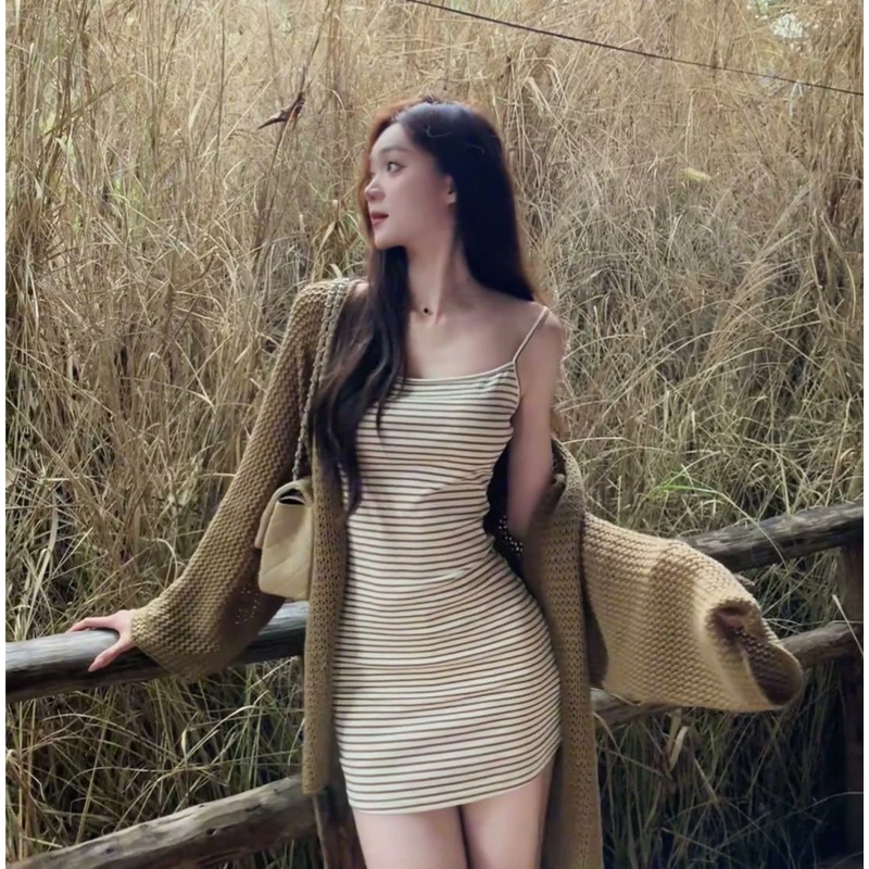 2025早秋新款女法式气质宽松镂空针织开衫收腰显瘦条纹吊带连衣裙