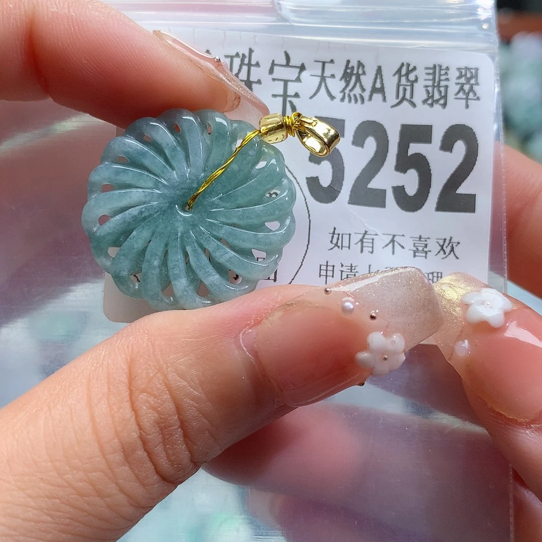 翡翠未镶嵌颈饰，