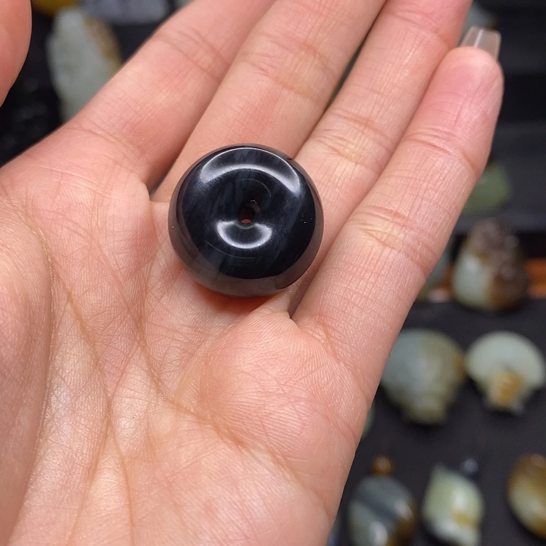 和田玉颈饰未镶嵌?