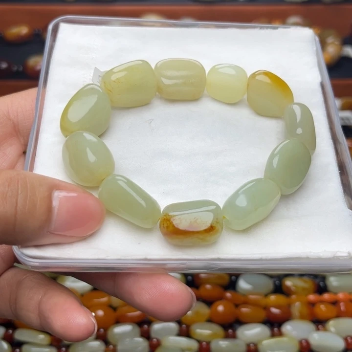 和田玉颈饰未镶嵌受***蝶