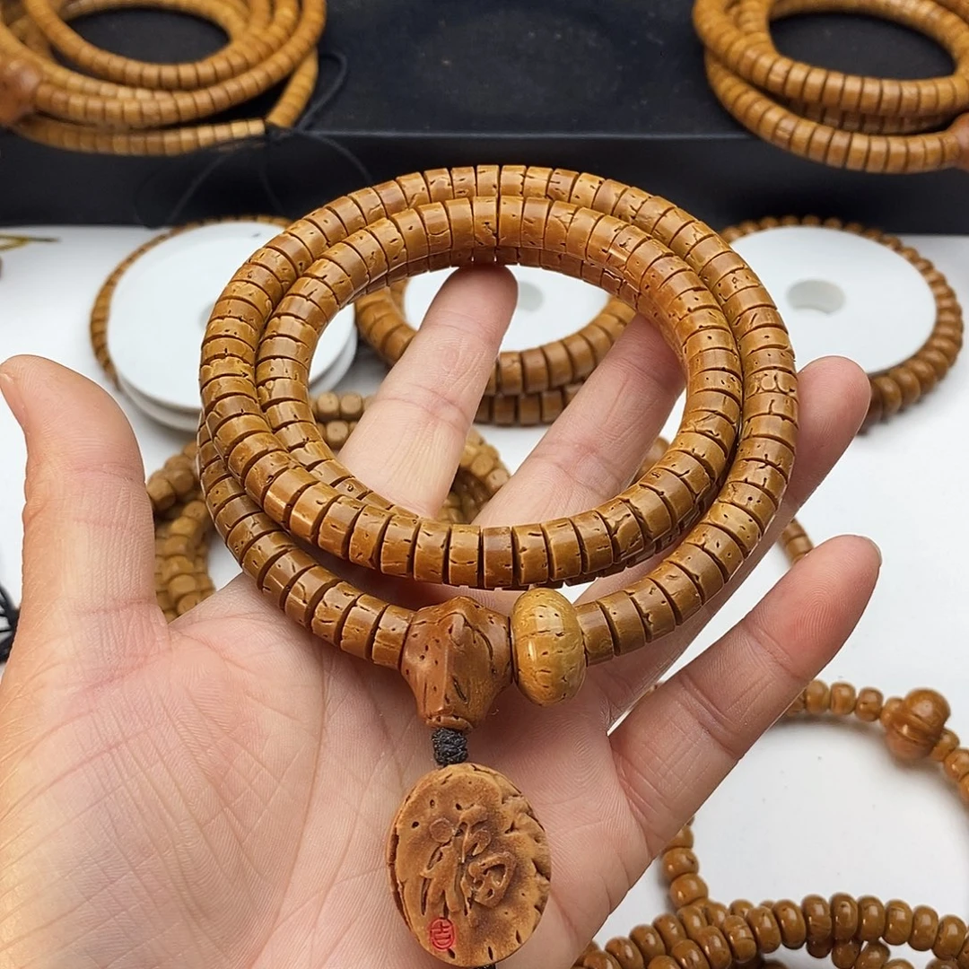 卖***哥桃核吊坠桃核脖挂