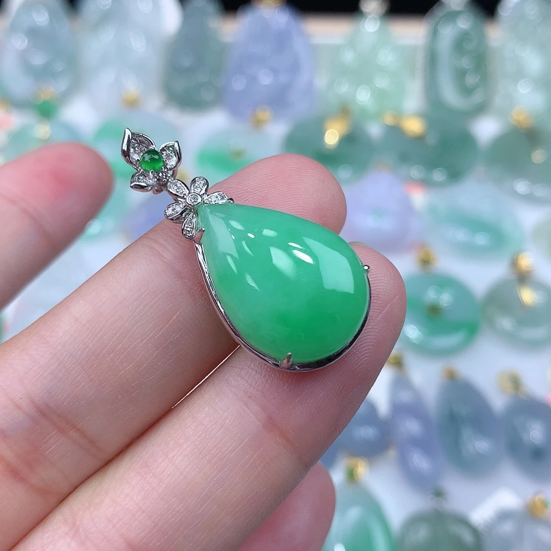 翡翠颈饰18K金镶嵌水滴