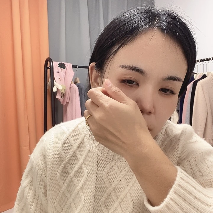 灰色圆领男。