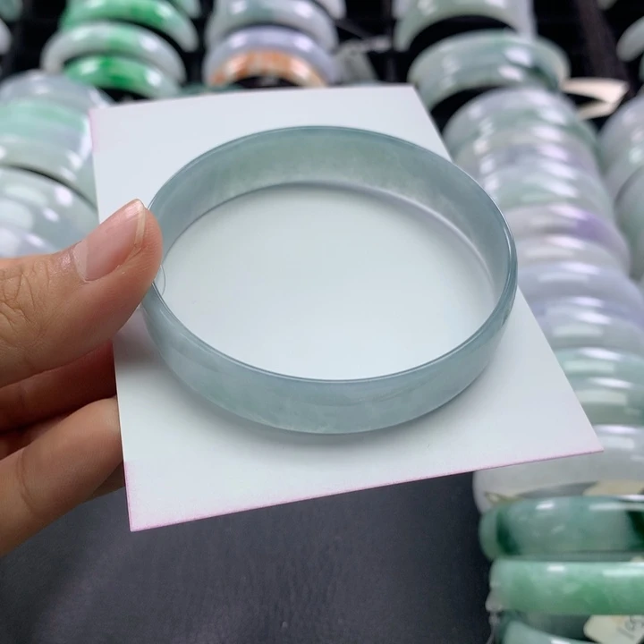 翡翠未镶嵌手镯公主