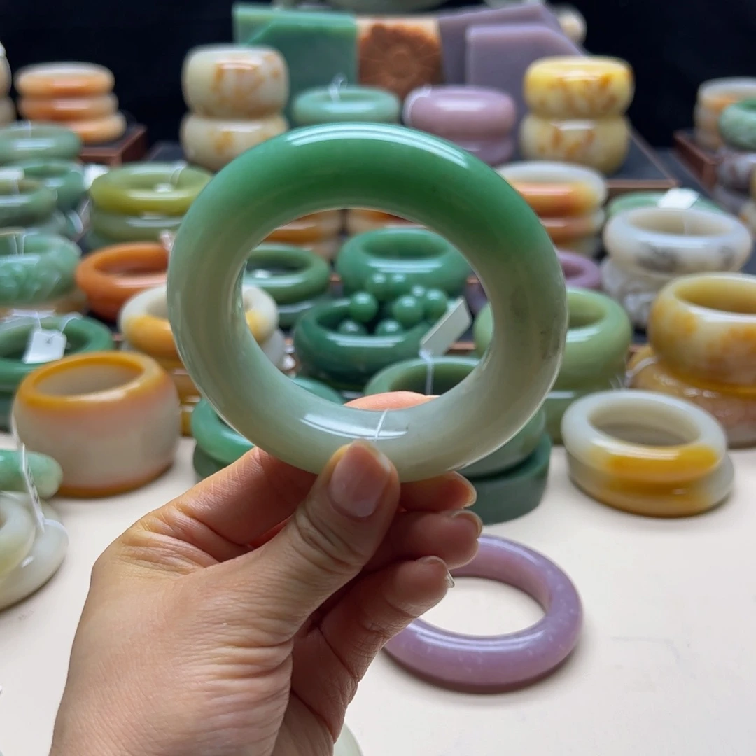 小***子石英岩玉手镯未镶嵌