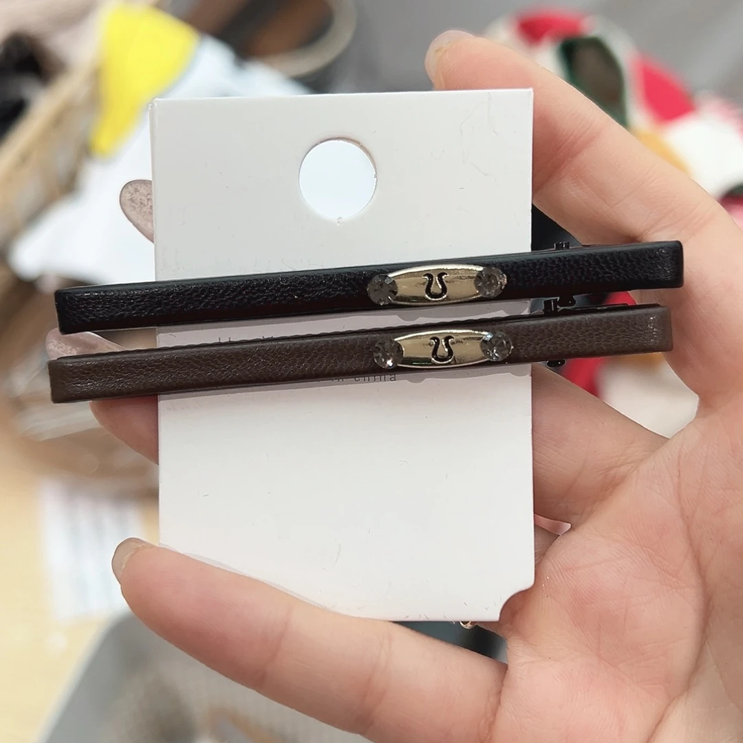 皮质铁合金拼色露一字鸭夹