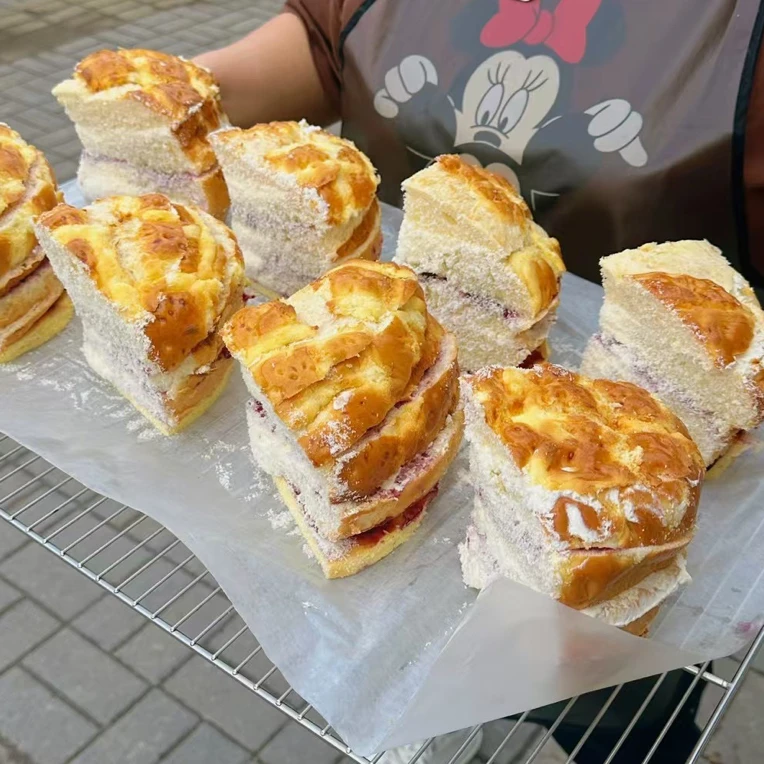 椰香蓝莓包（一层奶油交替一层蓝莓酱）