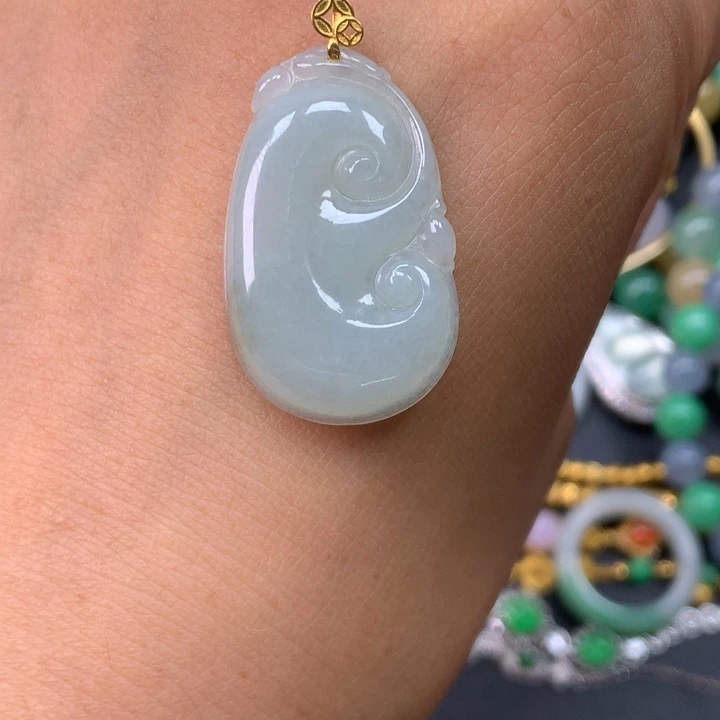 翡翠18K金镶嵌颈饰如意