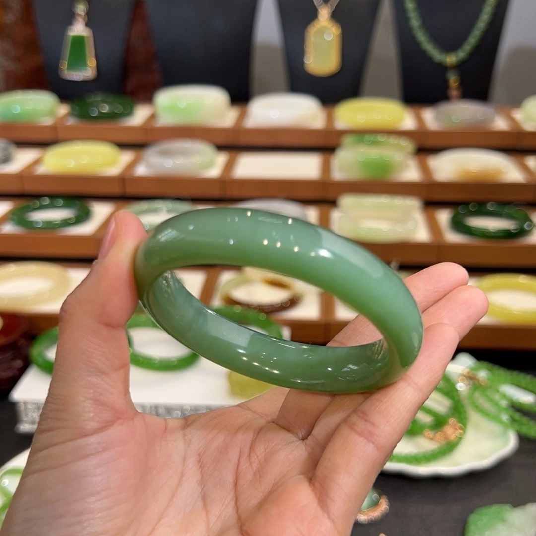 和田玉手镯未镶嵌碧玉猫眼56