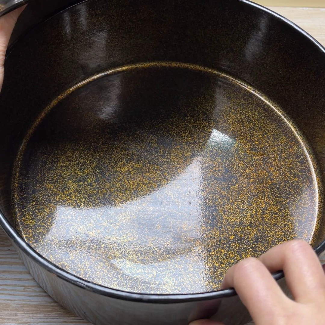 瓷片密密麻麻地排列着一个