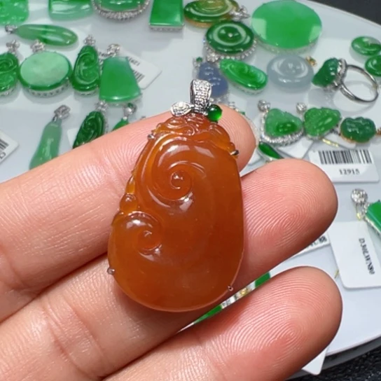 颈饰18K金镶嵌翡翠