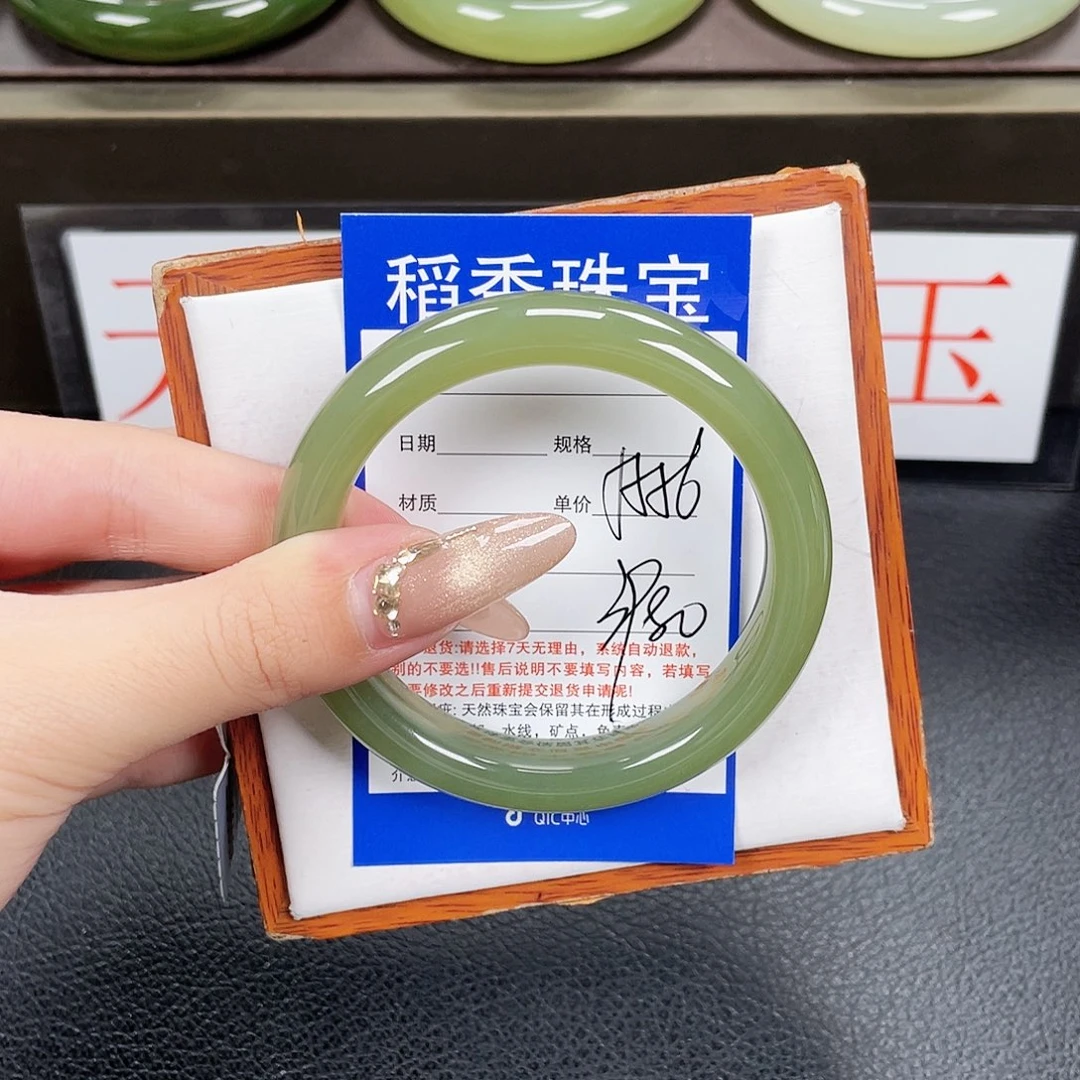 和田玉手镯未镶嵌