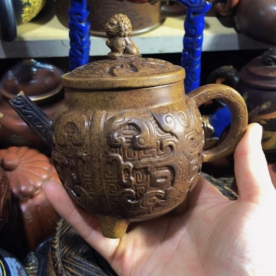 茶壶紫砂原矿泥料手工制作的一把紫砂壶。