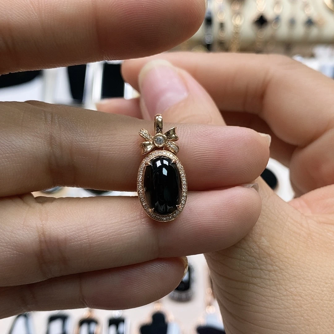 翡翠18K金镶嵌颈饰