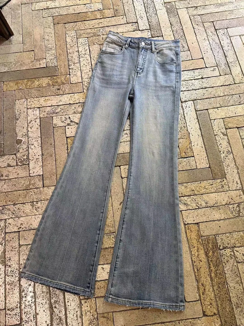 新品浅蓝色牛仔裤