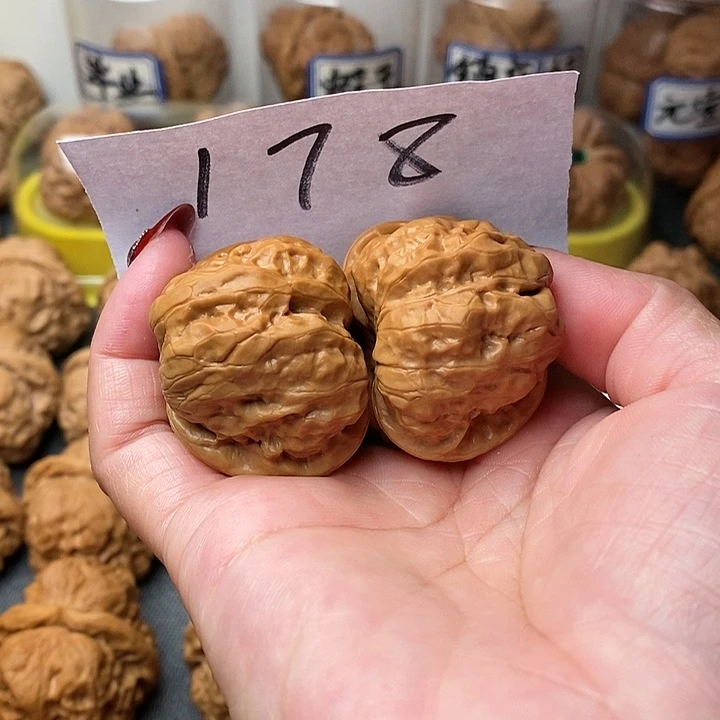 核桃蛤蟆38斤左右一只手的