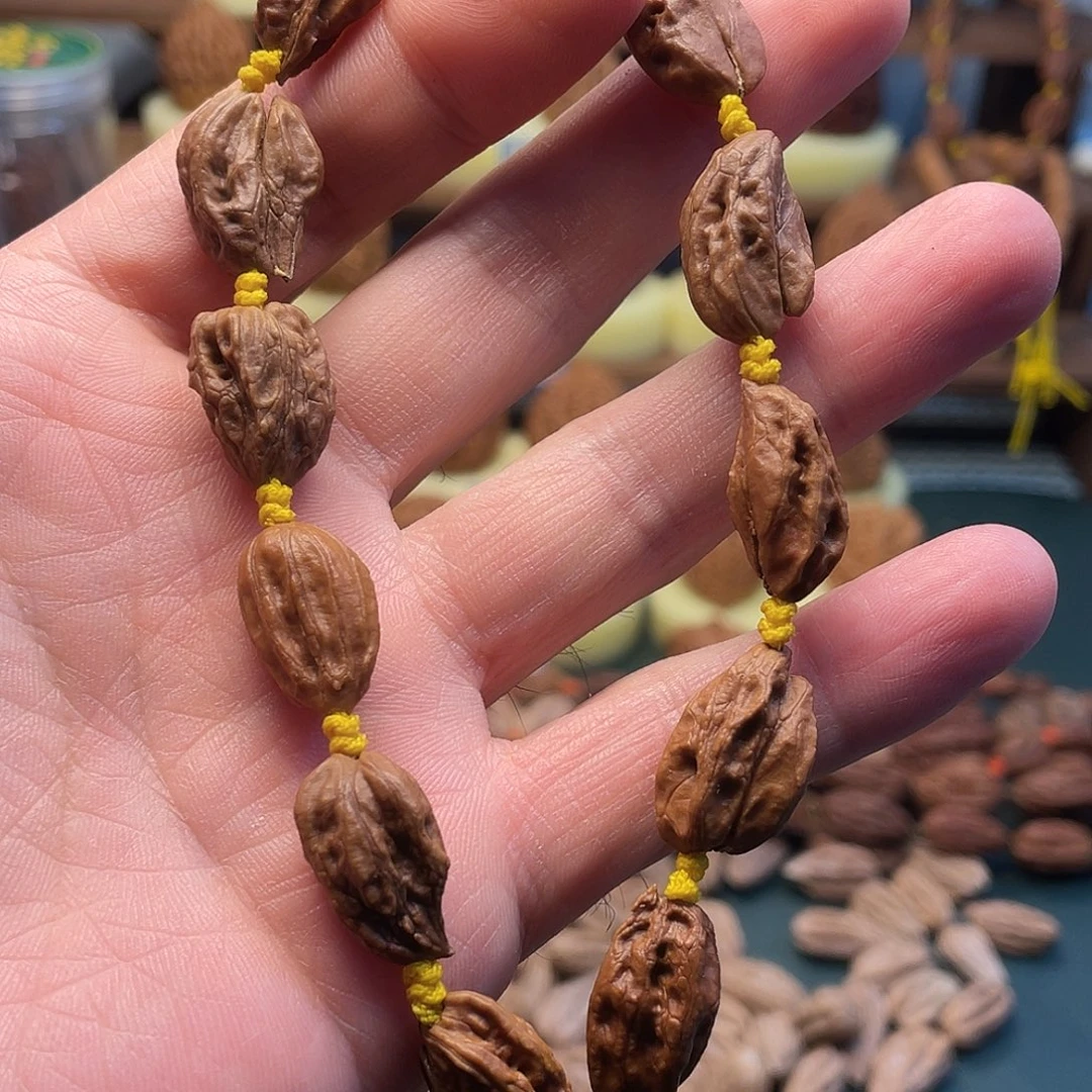 吊坠猴头核桃葡萄干花瓣手持